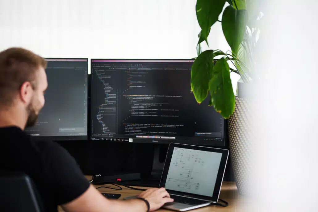 Mitarbeiter bei Computerarbeit im ACL-Büro