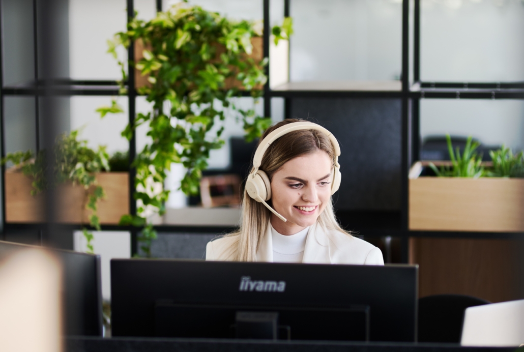Mitarbeitende am Service-Counter im ACL-Office