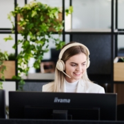 Mitarbeitende am Service-Counter im ACL-Office