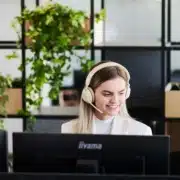 Mitarbeitende am Service-Counter im ACL-Office
