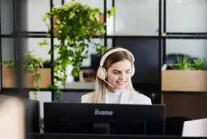 Mitarbeitende am Service-Counter im ACL-Office