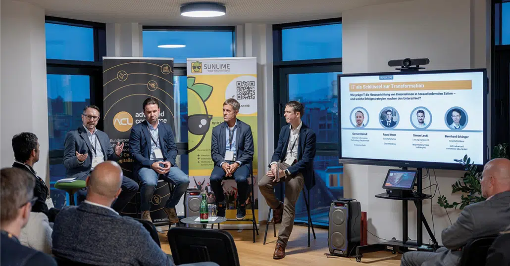Expertengruppe diskutiert auf Bühne beim Grazer Kundenevent am 09. 10. 2024