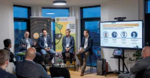 Expertengruppe diskutiert auf Bühne beim Grazer Kundenevent am 09. 10. 2024