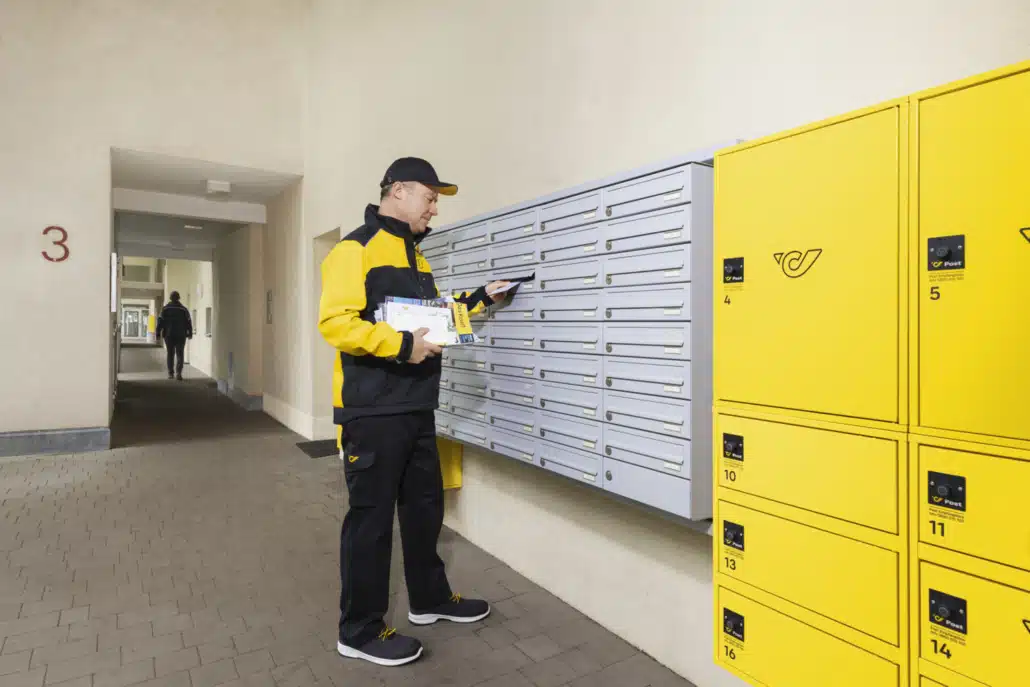 Pressebild Österreichische Post: Post Zustellung durch einen Mitarbeiter